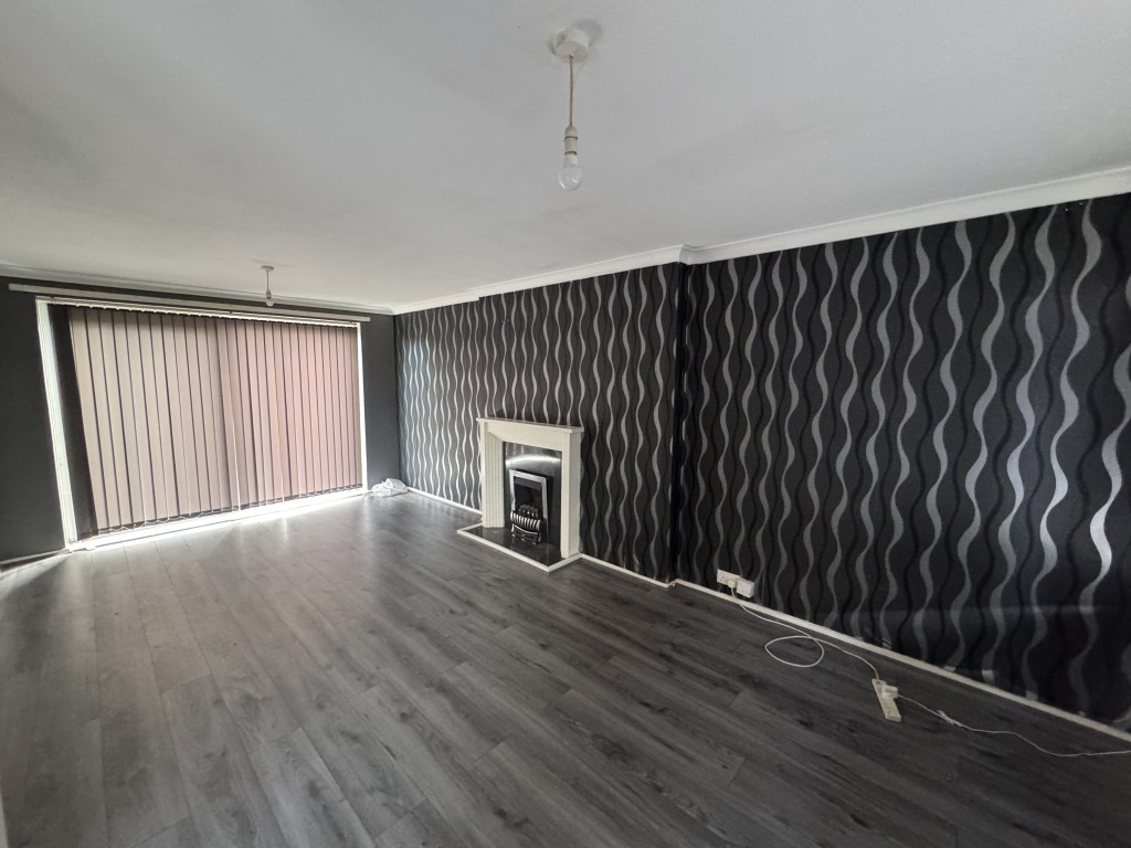 Lot: 105 - SEMI-DETACHED HOUSE FOR IMPROVEMENT IN POPULAR LOCATION - Living room